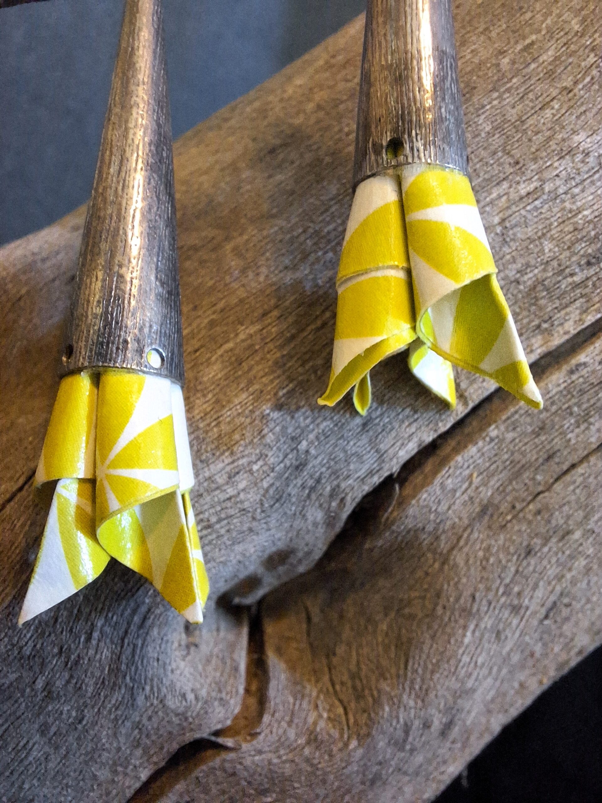 Boucles origami cône argenté vieilli jaunes/blanches – Image 2