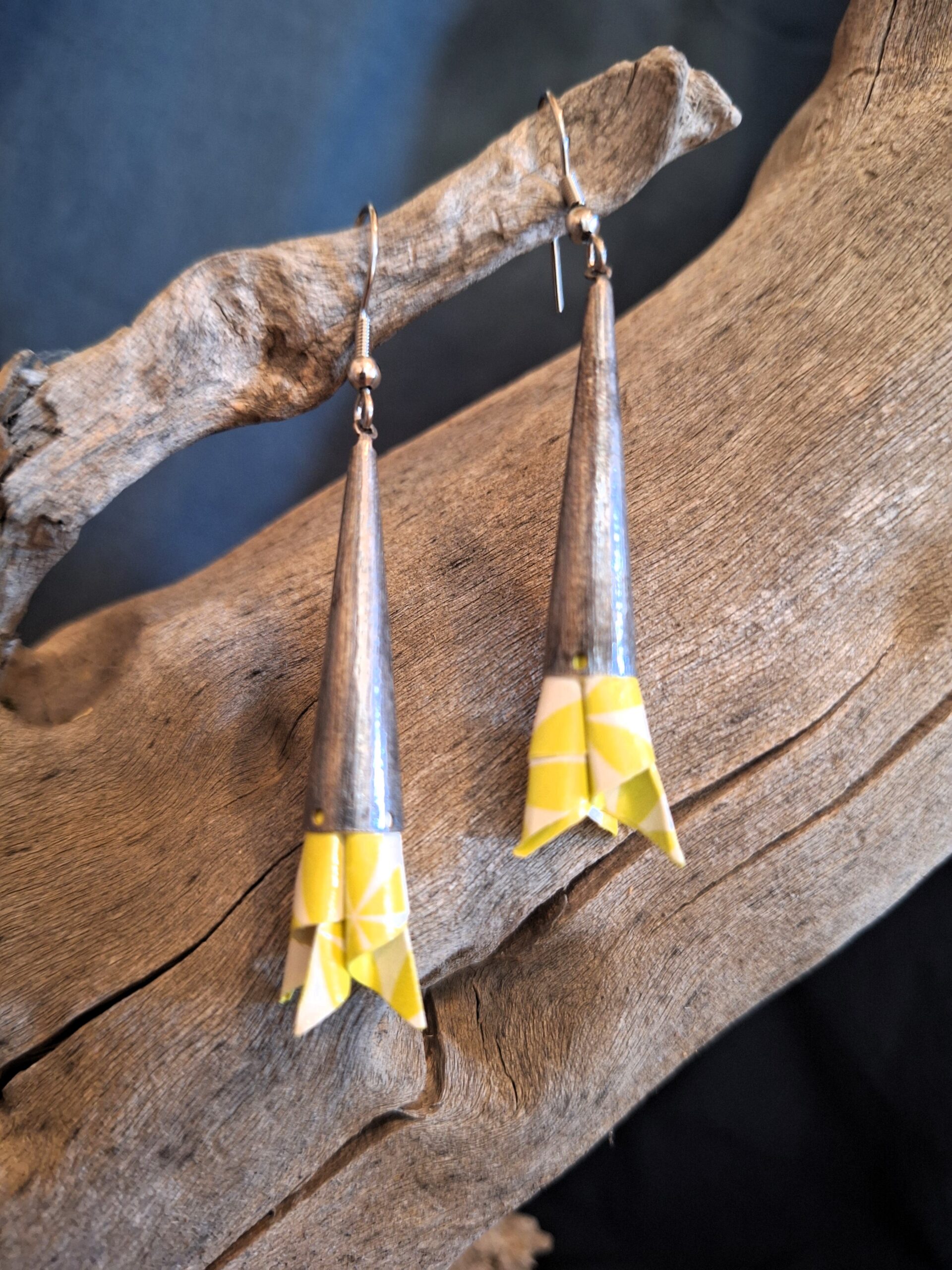 Boucles origami cône argenté vieilli jaunes/blanches